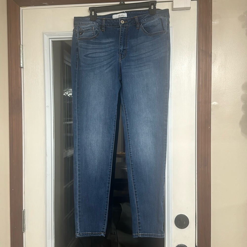 KanCan 15/31 skinny jeans dark wash with faded areas
